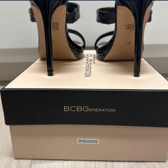 Black BCBG heels size 7 - Picture 3 of 4